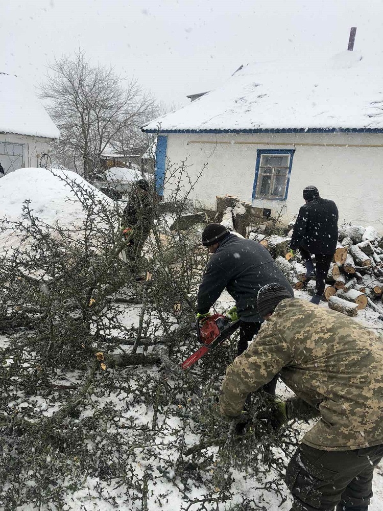 У Калинівській громаді допомогли навести лад на подвір'ї сім'ї захисника