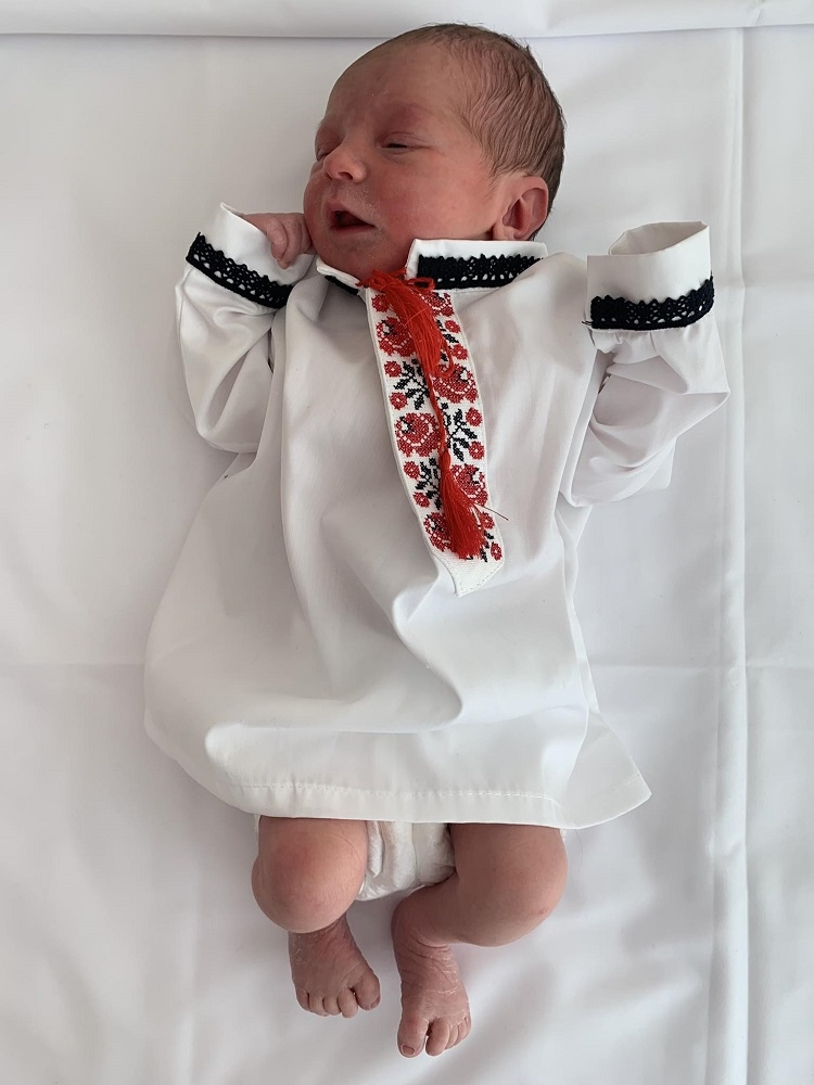 В Калинівці вже традиційно одягнули у вишиванки новонароджених