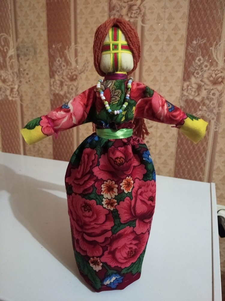 Дітлахи на Калинівщині виготовляють ляльки-обереги для захисників