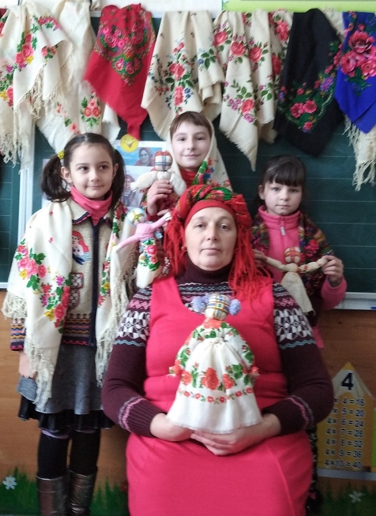 Дітлахи на Калинівщині виготовляють ляльки-обереги для захисників