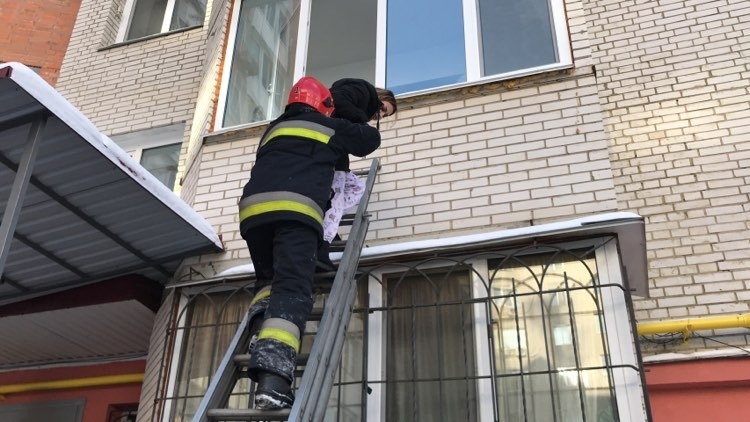 У Вінниці вогнеборці евакуювали мешканців під'їзду, де сталась пожежа, через вікна