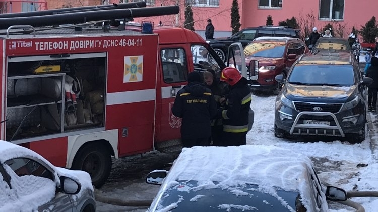 У Вінниці вогнеборці евакуювали мешканців під'їзду, де сталась пожежа, через вікна