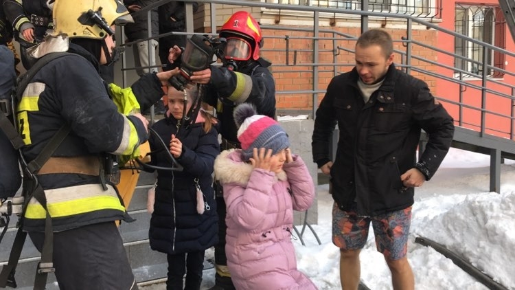 У Вінниці вогнеборці евакуювали мешканців під'їзду, де сталась пожежа, через вікна