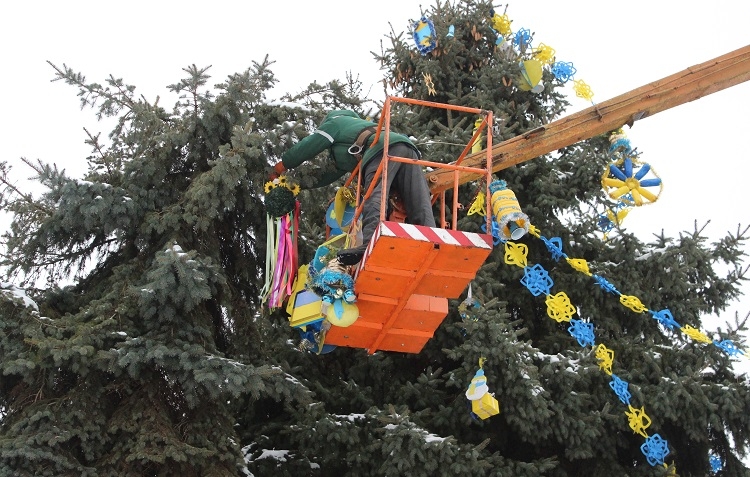 У Калинівці діти власноруч виготовили іграшки, аби прикрасити ялинки у місті