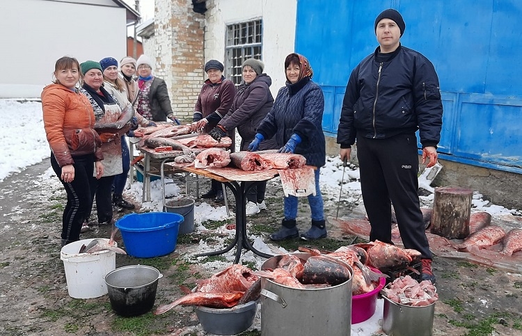 У Калинівській громаді переробили 500 кг риби на консерви захисникам