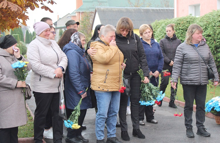 У калинівському ліцеї відкрили дошку пам'яті загиблому нацгвардію