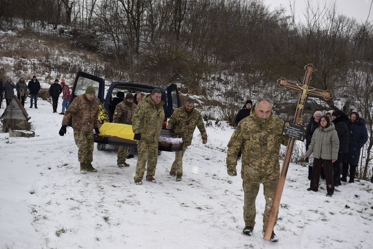 Погребищенська громада провела останньою земною дорогою молодшого сержанта