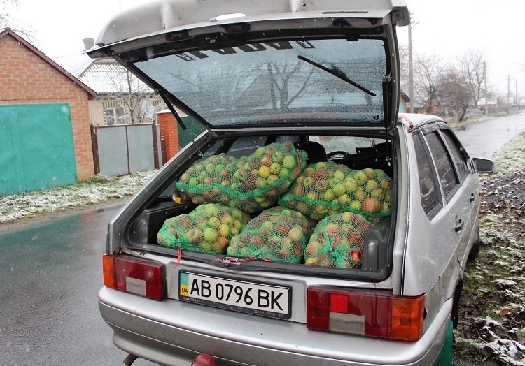 Житель Калинівки передав українським захисникам півтонни яблук