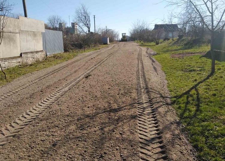 У Калинівській громаді доводять до ладу сільські дороги після зими