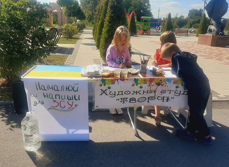 В Калинівці пройшла акція "Намалюй чи напиши ЗСУ" для дітей