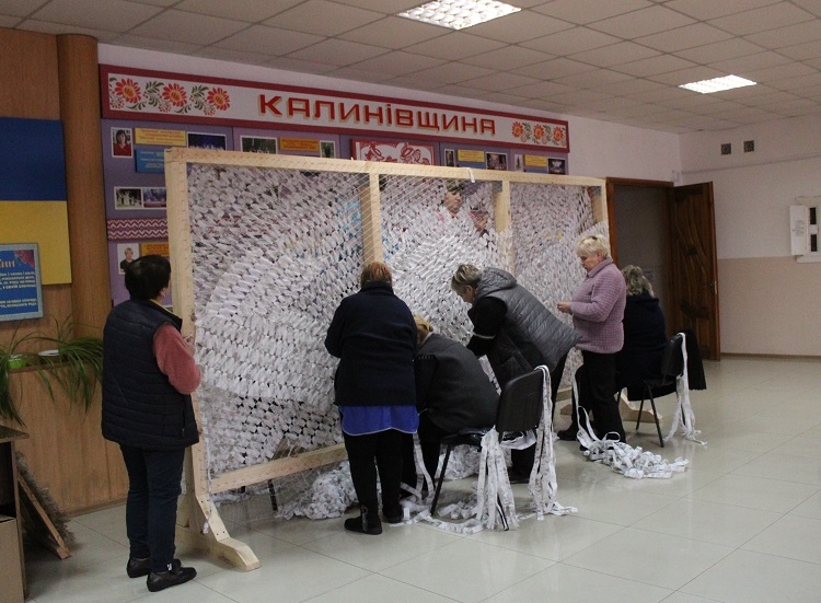 Калинівчан запрошують долучитись до плетіння сіток для захисників