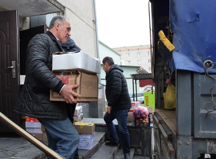 Калинівська громада передала гостинці українським захисникам