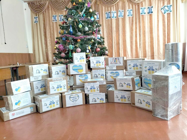 Школярі Калинівської громади передали подарунки українським захисникам