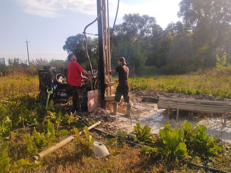 У Корделівці будують новий водогін, бо ситуація з водопостачанням катастрофічна