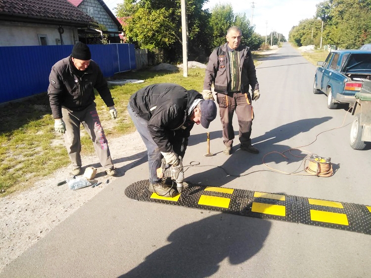 У Корделівці встановили три лежачі поліцейські