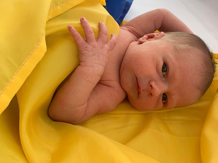 У пологовому в Калинівці влаштували патріотичну фотосесію для немовлят