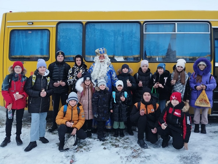 У Калинівській громаді дітлахів до школи розвозив Святий Миколай