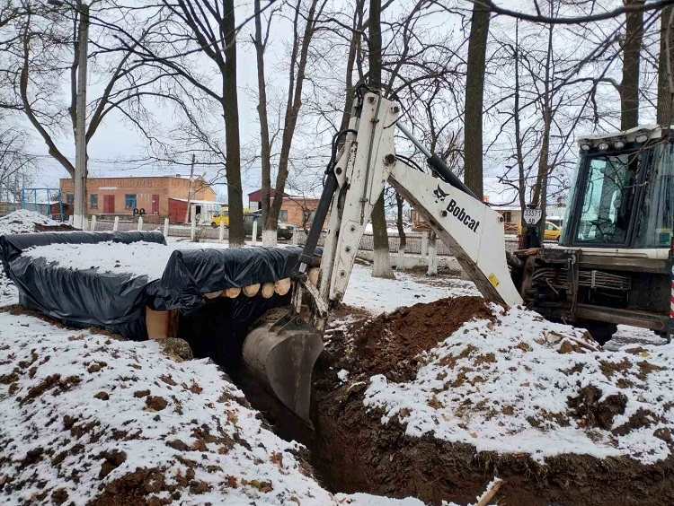 На Вінниччині біля ліцею почали будувати військовий бліндаж і смугу перешкод