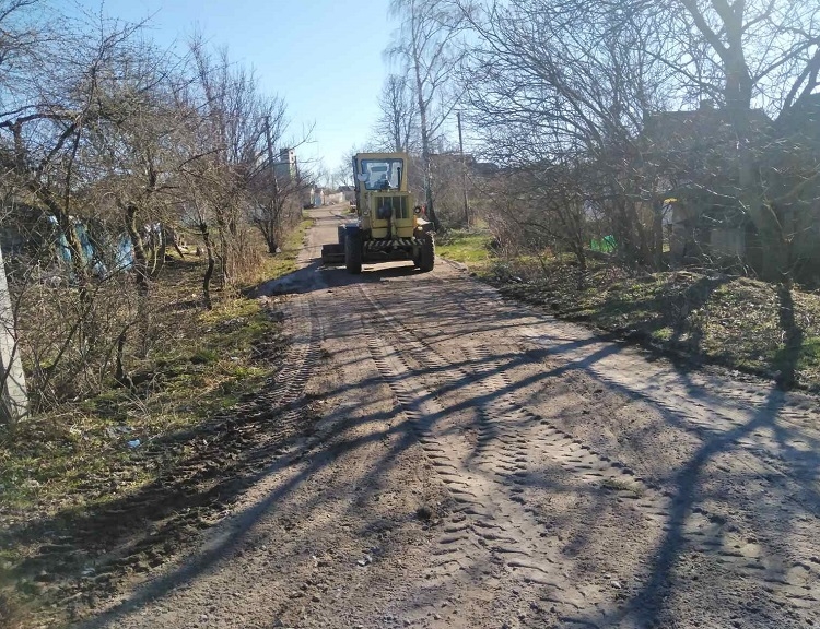 У Калинівській громаді доводять до ладу сільські дороги після зими