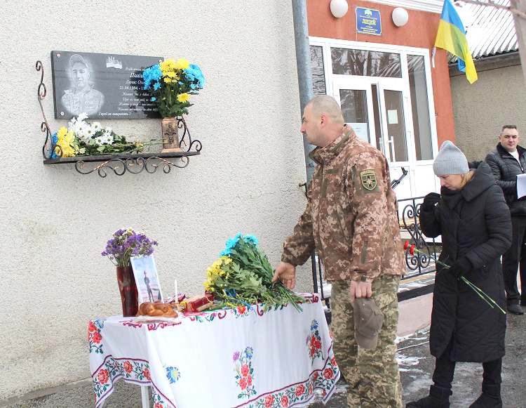 Він залишив нам біль і пам'ять про себе на Калинівщині відкрили меморіальну дошку полеглому Герою