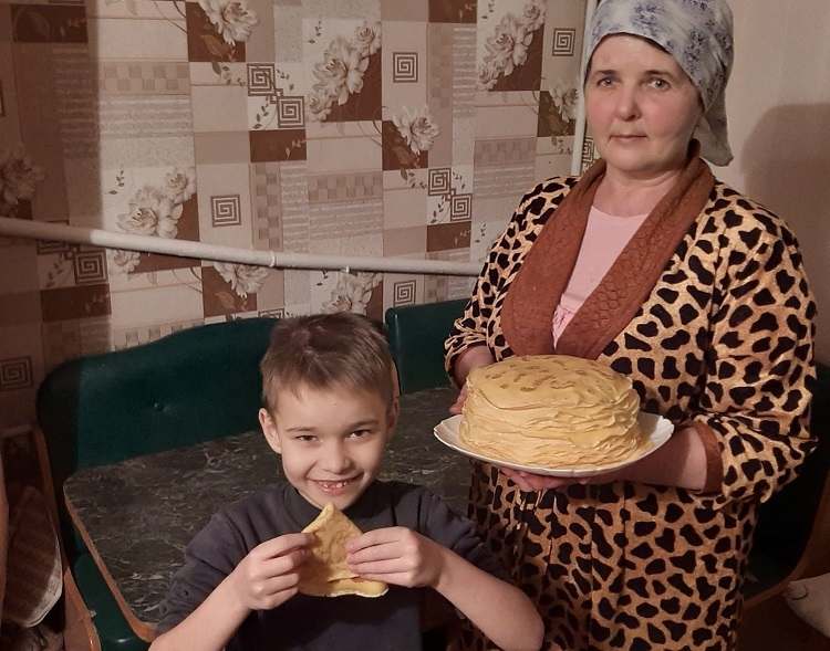 Мед, смаколики та листівки: жителі Калинівщини відвідали поранених захисників