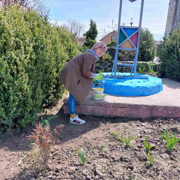 На Калинівщині патріотично розмальовують зупинки та висаджують квіти