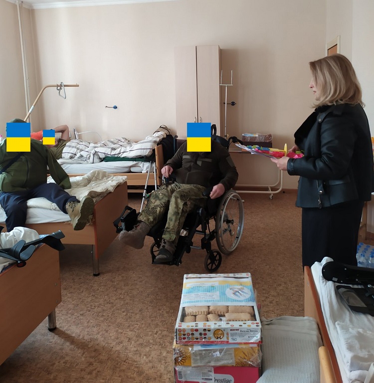 Пораненим захисникам, які лікуються на Калинівщині, передали гостинці