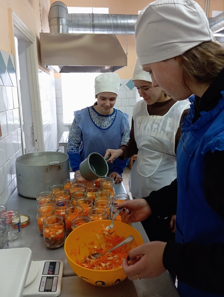 Голубці у банках та домашня випічка - як калинівчани піклуються про захисників