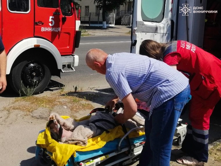 Пожежа у Вінниці - з палаючого будинку врятували літню жінку