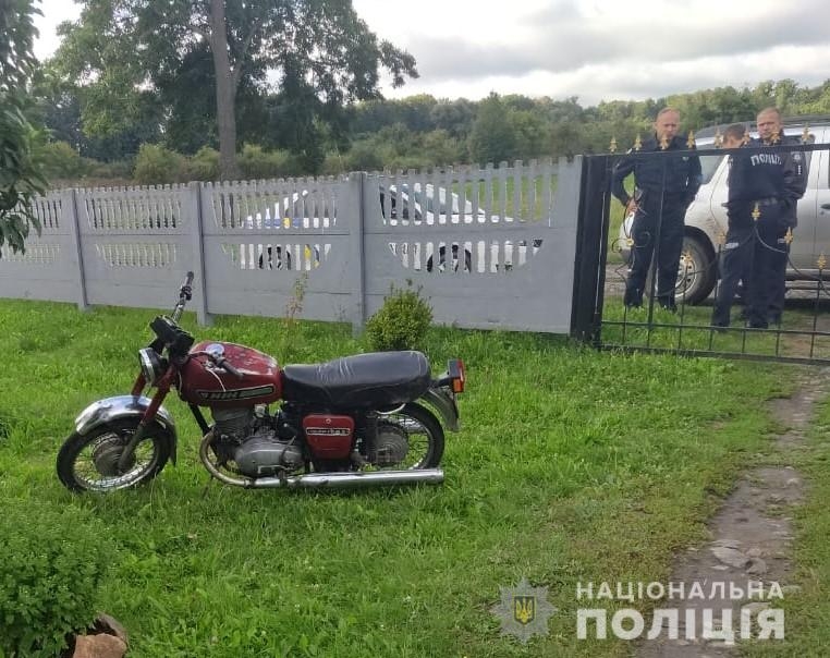 На Вінниччині нетверезий водій мотоциклу збив двох пішоходів та втік з місця ДТП