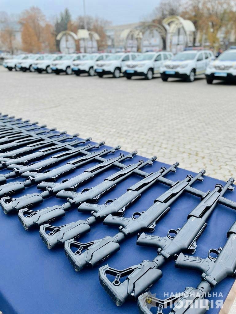 У Вінниці поліцейські отримали нові автомобілі та зброю