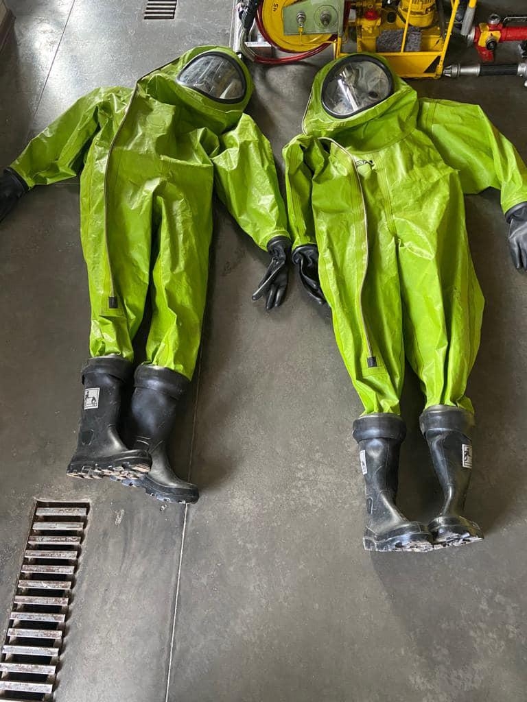 Літинським рятувальникам передали ізоляційні костюми хімічного захисту