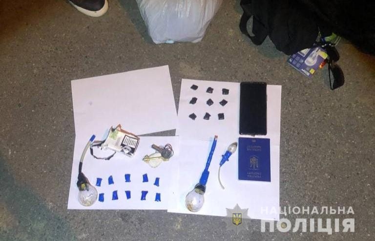 У Вінниці біля Лісопарку затримали двох хмельничан за підозрою у розповсюдженні наркотиків