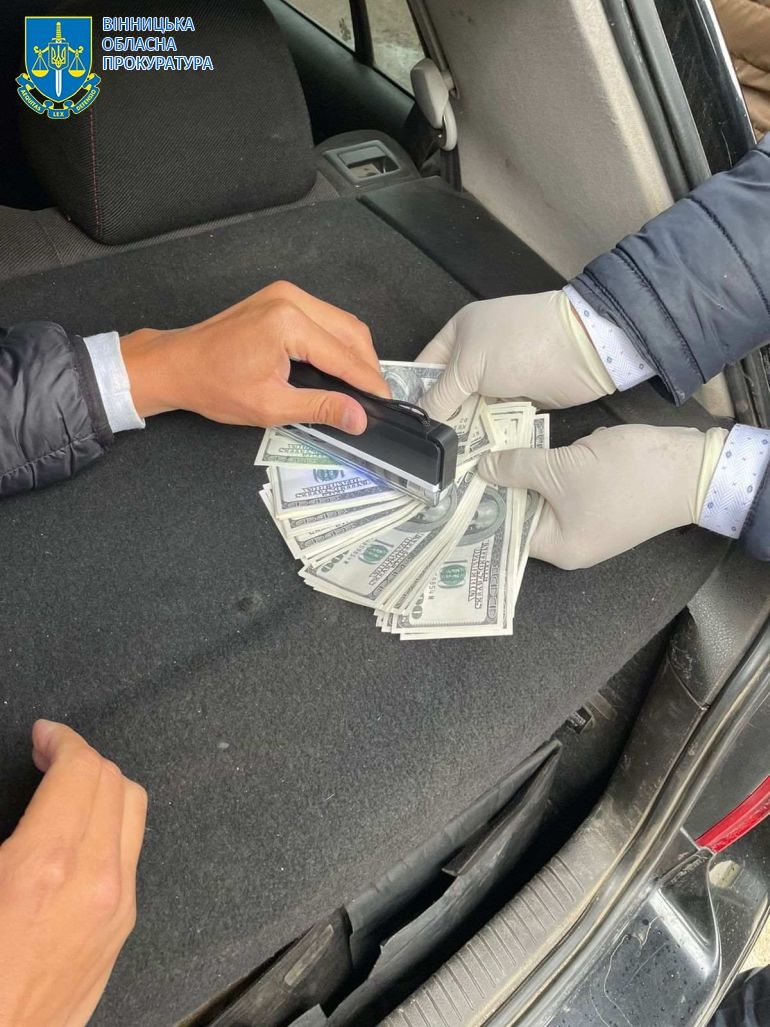 На Вінниччині чиновник вимагав п'ять тисяч доларів хабаря