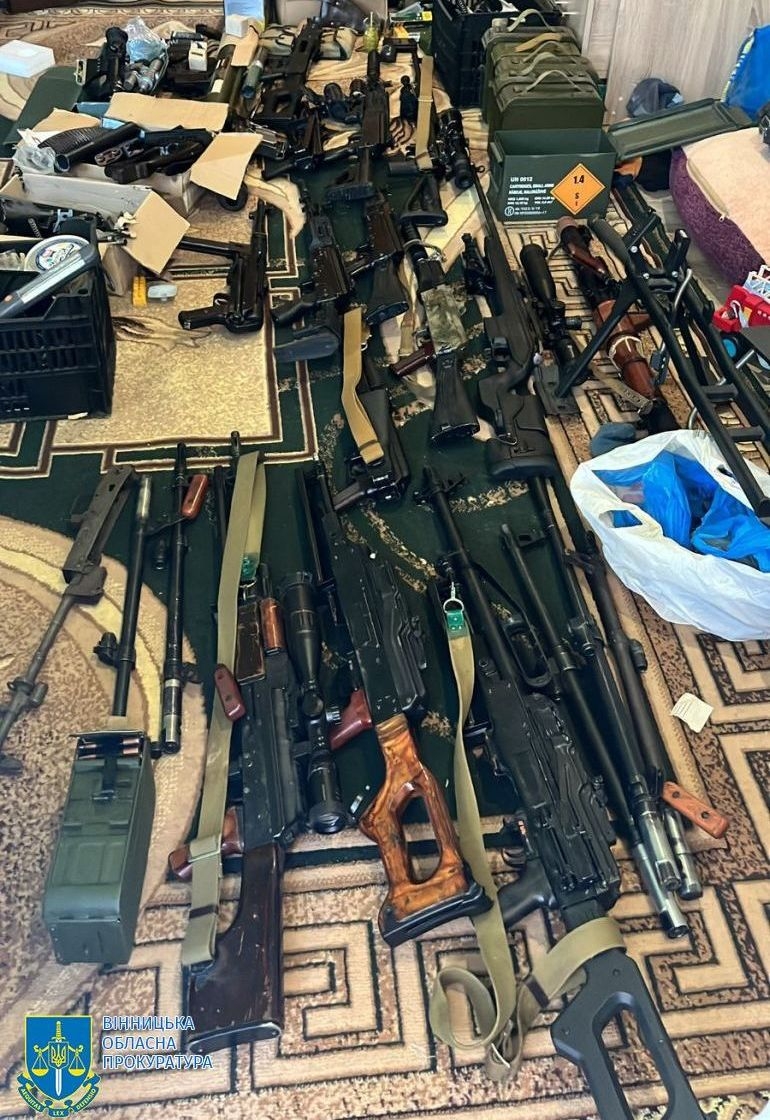 У жителя Вінниччини вилучили арсенал трофейної російської зброї
