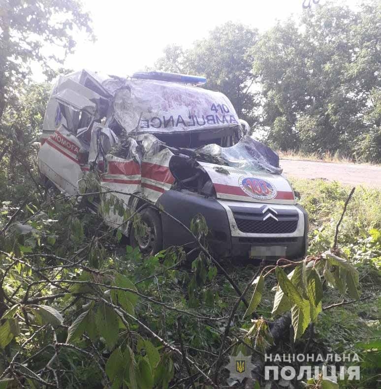 В Оратові перекинулась "швидка": троє людей у лікарні