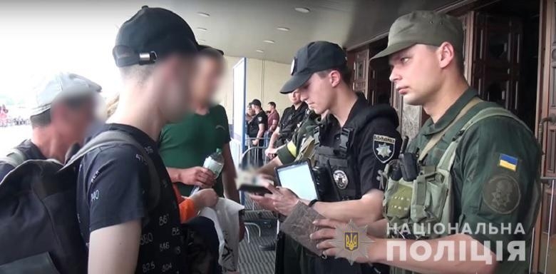 У Києві на вокзалі затримали вінничанина, який примотав до живота гранату