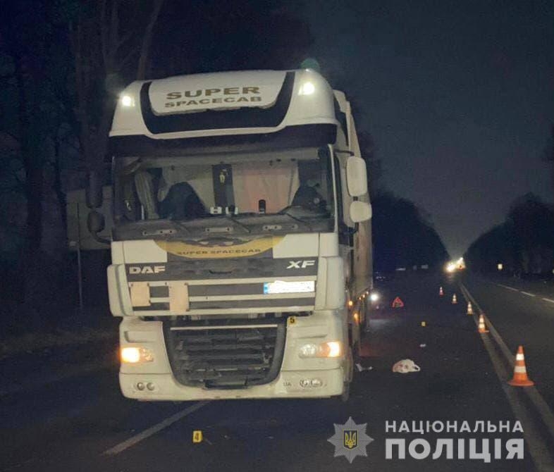 У Вінницькому районі під колесами вантажівки загинув пішохід, який перебігав дорогу