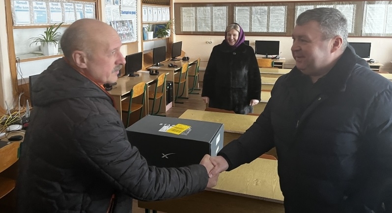 На Шаргородщині переселенець з Харкова облаштував два комп'ютерних класи