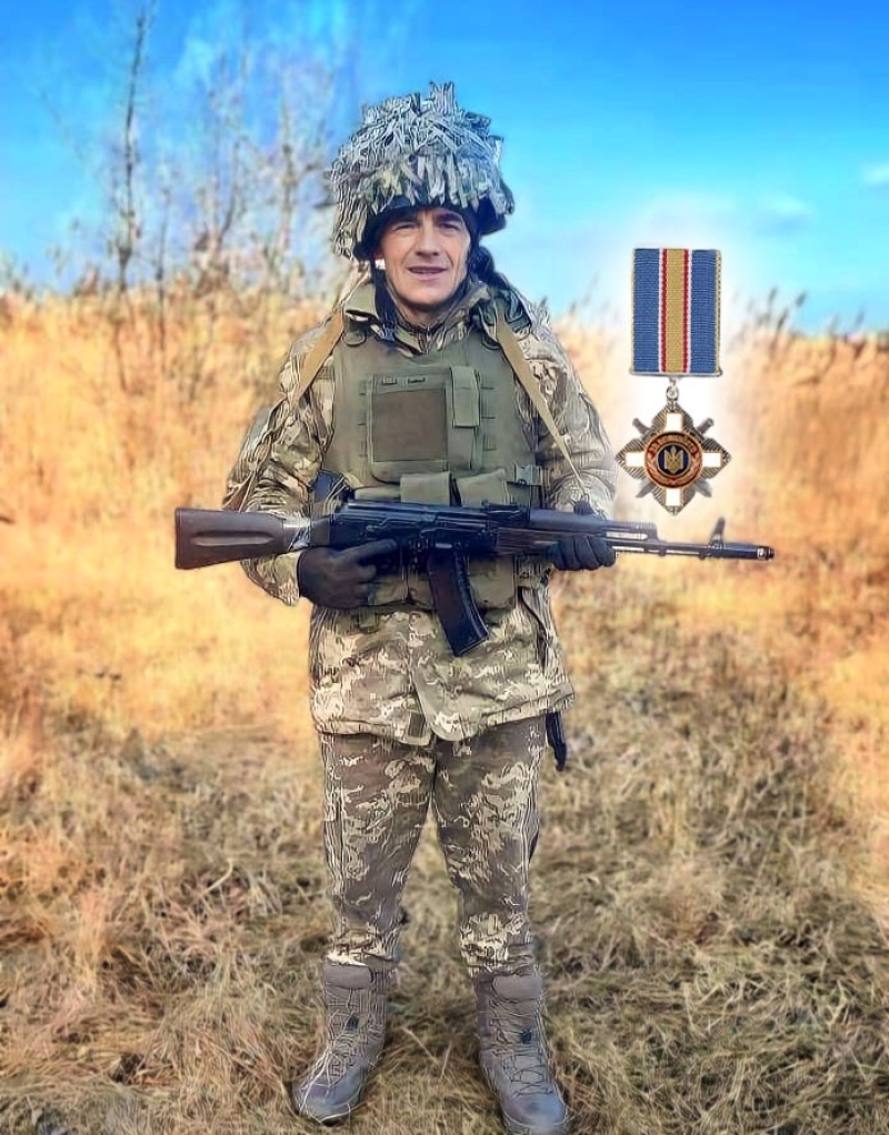 Рідні загиблого воїна з Тульчинської громади Анатолія Тодорова отримали його посмертну нагороду - орден «За мужність» ІІІ ступеня. Про це 29 серпня інформують у Тульчинській районній військовій адміністрації. За особисту мужність, виявлену у захисті державного суверенітету та територіальної цілісності України, самовіддане виконання військового обов’язку, відповідно до Указу Президента України солдата Тодорова Анатолія Миколайовича нагородили орденом «За мужність» ІІІ ступеня (посмертно), - йдеться у повідомленні У День пам’яті Захисників України, які віддали життя за незалежність та свободу нашої держави відзнаку вручили доньці воїна — Інні Анатоліївні. Земляки висловили підтримку та співчуття доньці Героя. Анатолій Тодоров служив стрільцем 2 стрілецького відділення 1 стрілецького взводу 1 стрілецької роти стрілецького батальйону військової частини А4712. Загинув під час виконання бойового завдання в районі населеного пункту Новопрокопівка Пологівського району Запорізької області, 5 грудня 2023 року.