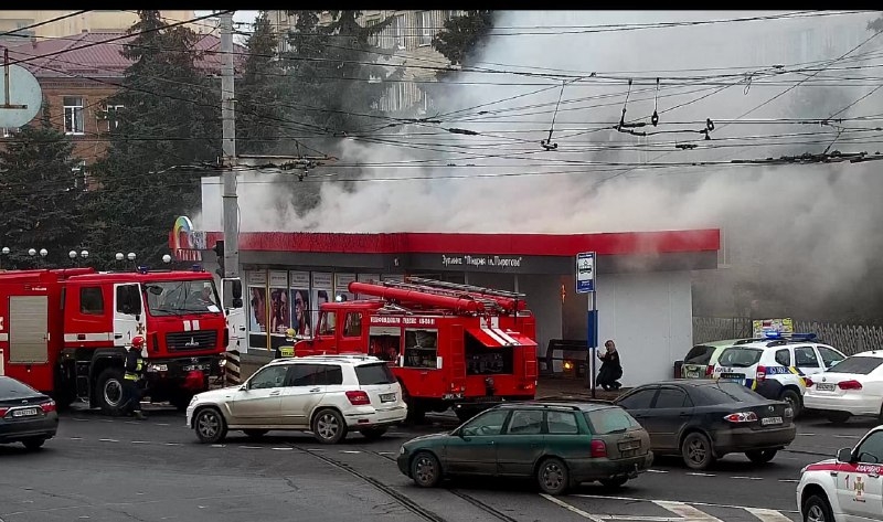 На вулиці Пирогова на зупинці транспорту горів магазин оптики Детальніше