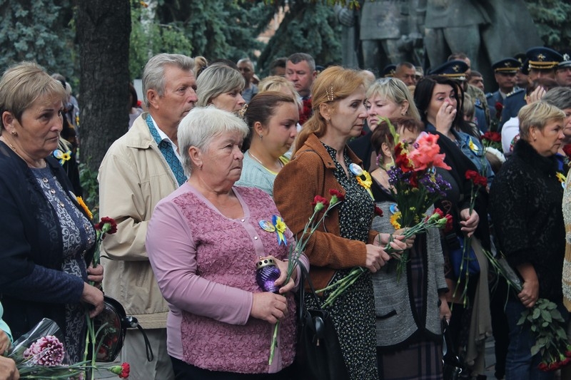 У Вінниці несли квіти до пам’ятника “Небесній Сотні та загиблим Героям АТО/ООС”