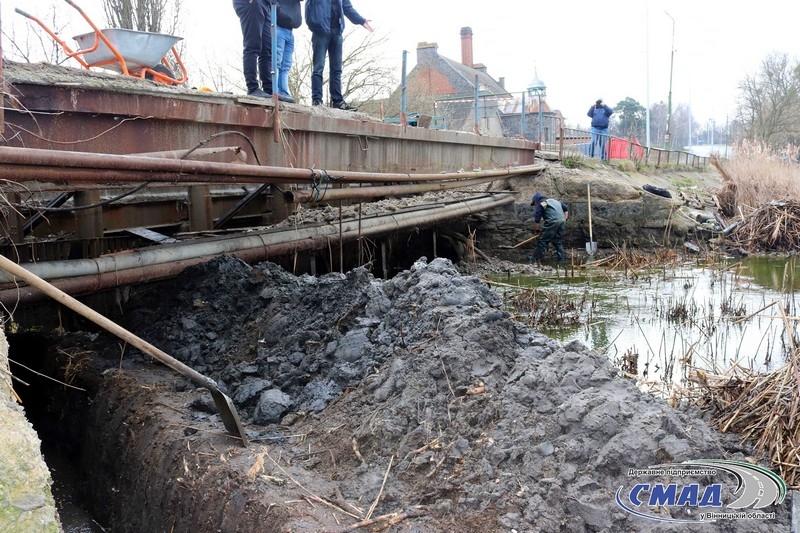 У Немирові під час ремонту обвалилась частина мосту - рух перекрили