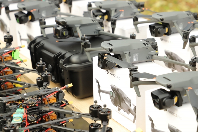 Маскувальні плащі та FPV-дрони передали воїнам-нацгвардійцям з Вінниччини