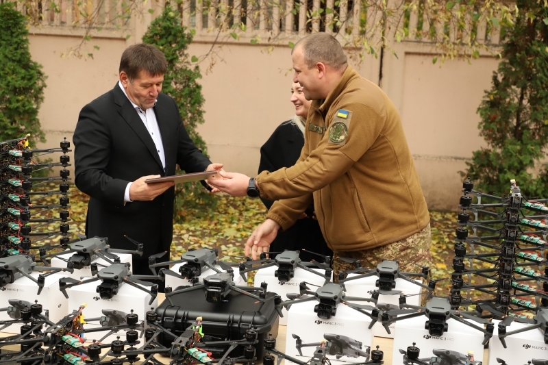 Маскувальні плащі та FPV-дрони передали воїнам-нацгвардійцям з Вінниччини