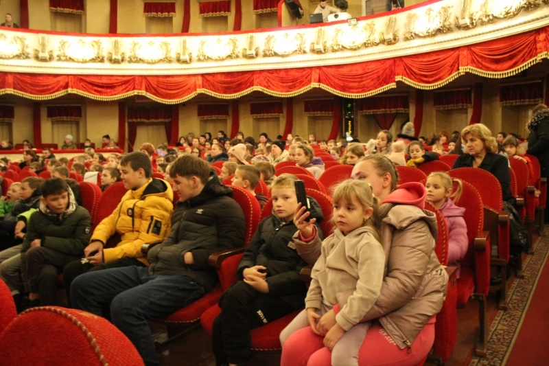 У Вінницькому театрі показали благодійну виставу для дітей