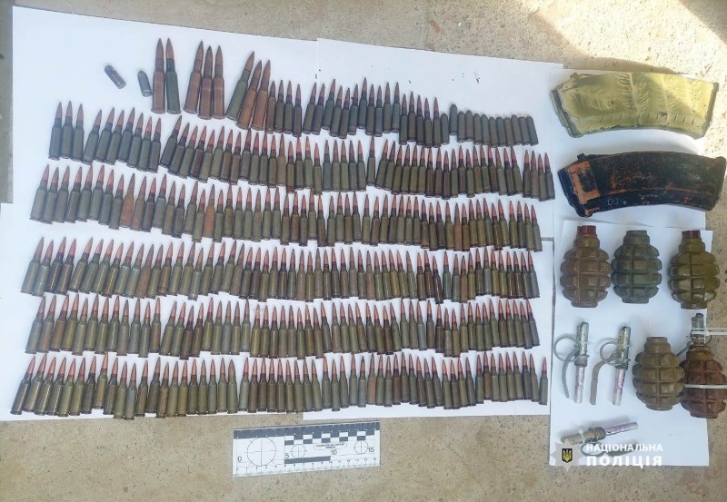 У жительки Гнівані на горищі знайшли гранати, автомати та набої