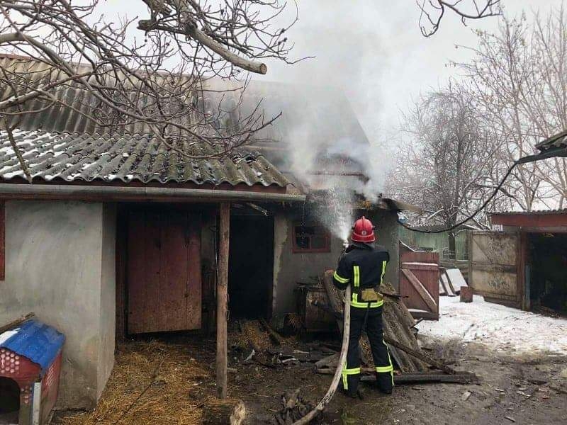 В Чернівецькому районі під час пожежі у будинку травмувався чоловік