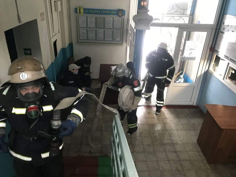 Евакуювали "постраждалих" та гасили "пожежу": на Вінниччині відбулись навчання рятувальників