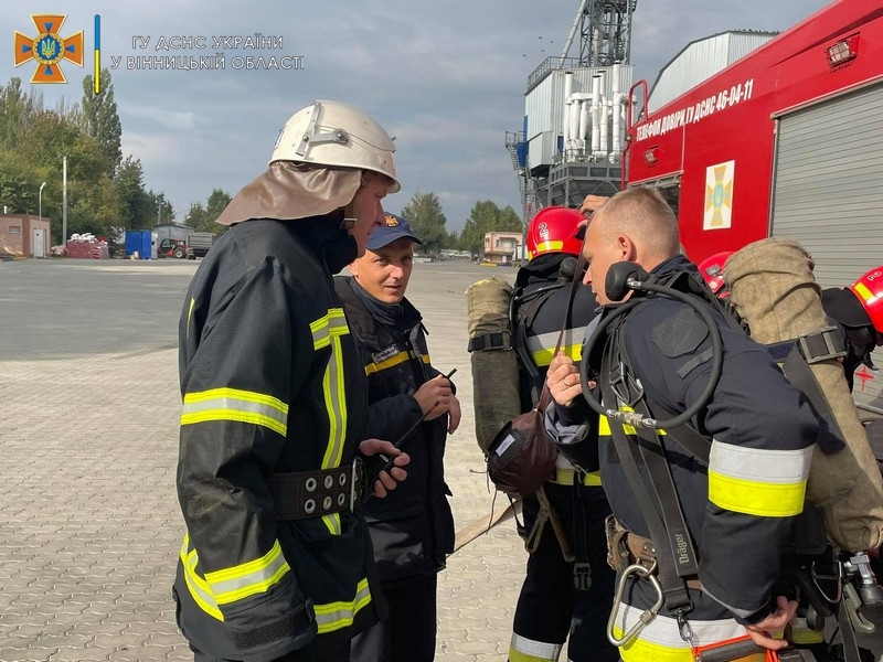 Навчання рятувальників: у Вінниці бійці ДСНС гасили умовну пожежу на елеваторі